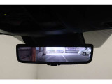 【デジタルインナーミラー】車両後方カメラの映像を映します。ヘッドレストや荷物などで視界を遮らずに後方を確認することができます。切替レバーを操作して通常のミラーモードに変更ができます。