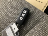 スマートキーは荷物を持っている時でも、キーを取り出さずドアの施錠・開錠ができます。