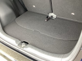 後席を前方へスライドさせることで荷室にゆとりが生まれ、荷物の量に応じて柔軟に使える便利なスペースになります。