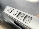 【電動格納ミラー】サイドミラーは電動格納式となっており、狭い駐車場でもキズがつくリスクを抑えられます。