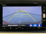 【バックカメラ】運転が苦手な方も車庫入れラクラクです!ギアをリバースに入れれば自動的に切り換わりますので、面倒な操作は不要です♪狭い駐車場もお車を傷つけず安心ですね!
