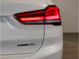 BMWの伝統の丸目4灯ヘッドライトでございます。LEDライトで視認性もよく明るく安全性の向上につながります。