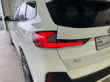 L字型リアコンビランプ:BMWの伝統的なデザインのひとつです。夜間でも誰が見てもBMWとわかる印象的なデザイン。