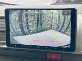 【バックカメラ】駐車時に後方がリアルタイム映像で確認できます。大型商業施設や立体駐車場での駐車時や、夜間のバック時に大活躍!運転スキルに関わらず、今や必須となった装備のひとつです!