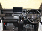 操作性に優れた運転席となります!小物入れや各ボタンの配置にこだわり、使いやすいです!座り心地もよく視認性も良好なのでロングドライブもお任せ下さい!