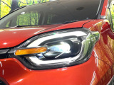 【LEDヘッドライト】悪天候や夜間走行時も良好な視界を確保し安心して運転できる高輝度LEDヘッドライトを装備!点灯速度が早く、消費電力も抑えられています。