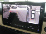 車両周囲の俯瞰表示をはじめ、画面上での自由な視点移動や本来見えない車両床下の表示など、さまざまなシーンにおいて、大画面で安全を確認。安心のドライブをサポートします。