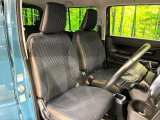 運転席まわりには十分なスペースがあり、大柄な方でもゆったり運転していただける環境です。