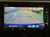 リバースギアに入れるだけで後方の表示へ切り替わります。夜間や雨の日の駐車も楽になりますよ。