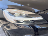 【LEDヘッドライト】明るく眩しいハイビームを先行車や対向車に照射しないオートハイビームを備えたLEDヘッドライト。北欧神話に登場するトールハンマーをモチーフにした、一目でボルボとわかるデザイン。