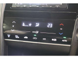 フルオートエアコンが装備されています!お好みの温度設定をするだけでエアコンの風量やモードの切り替えを自動でコントロールしてくれます!ユーザーの操作が少なく燃費走行にもつながります!