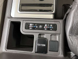 フロントシ-トにシ-トヒ-タ-とシ-トファンが付いています。アクセサリーソケット付き車両です。