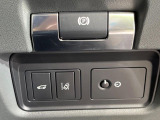 レーンキープアシストは、路面表示を監視し意図しない車線逸脱を早期に警告して補正することで、乗員の安全性を高めます。このシステムは、狭い車線を走行する際の安心感を向上させます。