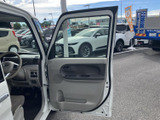 運転席からの視界は良好で、運転操作もスムーズに行えます。シンプルで使いやすい室内空間は、快適なドライブをサポートします。