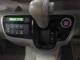 インパネシフトだから視線の移動も少なく足元もスッキリ。運転席もゆったりしているのでゆとりを持ってドライブできますね。