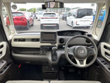 広々とした室内空間は、ドライバーにも快適な運転環境を提供。機能的な配置で、操作性も良好です。