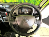 インテリアに合わせたデザインのステアリングは、運転される方のことも考え、運転しやすい形状、大きさです。是非一度、実際に触ってお確かめください。