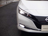 【LEDヘッドランプ】ハロゲンヘッドランプの約2倍の光量でより明るく遠くを照射。視認性、長寿命、省電力に優れ、スタイリッシュな白光色も魅力