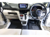 ドライバーを包み込むように、ディスプレーやスイッチ、コンソールを配置。座った瞬間から運転への期待が!空間そのものの心地よさにこだわっています。