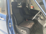 運転席、助手席です。座面も広くゆったりと座れてアームレストも付いているので重宝します。