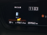 パーキングセンサーシステムは走行中に障害物が迫ると音と表示でお知らせ、低速走行時時の安心感を高めます