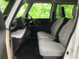 運転しやすい操作性と、見やすいメーター類が特徴。長時間の運転でも疲れにくい設計です。快適なドライブをサポートします。