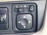 【電動格納ミラー】サイドミラーは電動格納式となっており、狭い駐車場でもキズがつくリスクを抑えられます。