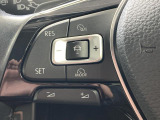◆クルーズコントロールにレーダーセンサーを組み合わせ、先行車を測定し設定されたスピードを上限に自動で加減速を行います。一定の車間距離を維持することで、長距離走行でのドライバーの疲労を低減させます。