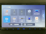 多彩なソースに対応し、お好みの音楽を車内で楽しめます。ラジオやCDはもちろん、USBやBluetooth接続も可能です。長距離運転も飽きさせません。