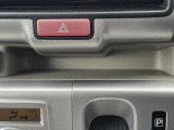 ハザードスイッチ下に設けられた横長タイプのオープン収納トレイです。運転席・助手席の双方から手が届きやすく、スマートフォンや送迎用のメモ、駐車券などをサッと手元に置くのに重宝します。