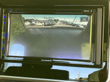 後方確認をサポートするモニターは、安全運転に貢献します。狭い道や駐車時など、運転が苦手な方にも安心の装備です。