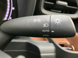 操作しやすい位置に配置されたウインカーレバーで、スムーズな車線変更や右左折をサポート。安全運転に貢献します。