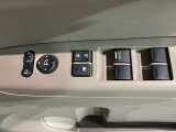狭い駐車場で便利な電動格納ドアミラーが付いています。