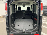 後席を全て倒して、荷物専用のスペースにした状態です。これなら長いものも積めますし、ご旅行や趣味に活用できますね。