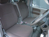 運転席シートにアームレストが装備されていて疲れにくいですよ。