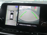自車を真上から見下ろすように映し出すので周囲の状況が分かるアラウンドビューモニター搭載。フロントカメラとしても使用できます。車庫入れなど苦手な人の頼りになる助っ人です。