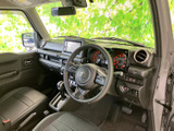 運転席からの視界は広く、計器類も見やすい配置。快適なドライビングポジションで、長距離運転も疲れにくいでしょう。