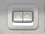 【パワーバックドア】スマートキーや運転席のボタンを押すだけでリアゲートが自動で開閉します!荷物を持っている時や、高い位置にあるバックドアを閉める際に便利な機能です♪