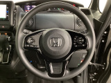 ハンドルにHondaセンシング系のクルーズコントロールやレーンキープアシストなどのスイッチと、オーディオの操作スイッチが装備されています。ハンドルから手を離さず安全に操作できます。
