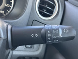 操作しやすい位置に配置されたウインカーレバー。スムーズな操作で、安全な車線変更をサポートします。