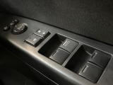 【電動格納ミラー】サイドミラーは電動格納式となっており、狭い駐車場でもキズがつくリスクを抑えられます。
