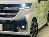 【LEDヘッドライト】悪天候や夜間走行時も良好な視界を確保し安心して運転できる高輝度LEDヘッドライトを装備!点灯速度が早く、消費電力も抑えられています。