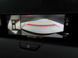 360&deg;モニターが標準装備されておりますので、細い道や狭い駐車場でもラクラク♪ 視認性もバッチリです。