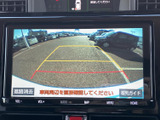後方の状況が画面に確認できるので、駐車や車庫入れが格段に楽になります。狭い場所でも安心して運転できます。安全装備としても優れています。
