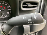 操作しやすい位置に配置されたウインカーレバー。確実な操作感で、安全な車線変更をサポートします。視認性も高く、使いやすさに配慮。