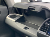 助手席周辺はこのようになっております。運転手だけでなく助手席に一緒に乗られる方も広々と快適にお乗り頂けるような設計です!各種装備を次の写真からご案内いたしますのでご覧ください。