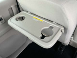 助手席シートバックテーブルは停車中の飲食やタブレットの使用が可能。ドリンクマグ対応のホルダーで、小さなお子さまのケア中も、マグの置き場に困りません。フックもあって、便利ですよ!