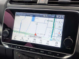 センターパネルに内蔵された純正ナビゲーションの地図表示画面です。タッチパネルと下部のフィジカルボタンで直感的な操作が可能です。