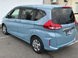 コンビネーションランプを高い位置に配置、後続車に見やすいデザインで安全にも配慮。