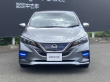フロントガラスの上部には衝突軽減ブレーキの装置も付いており、より安全に運転を楽しんでいただくことができます。